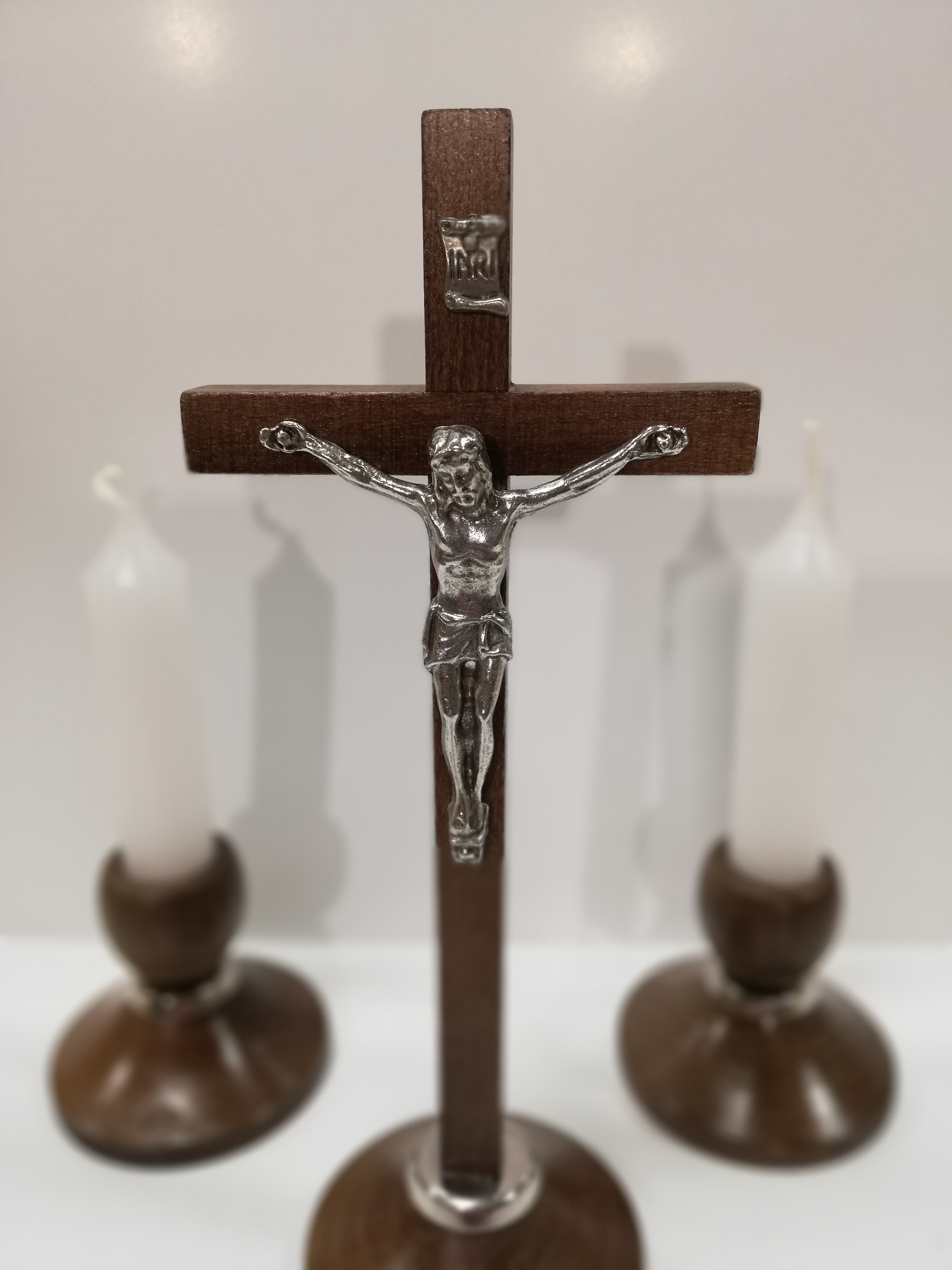 krzyż stojący drewniany ciemny, krzyż kolędowy