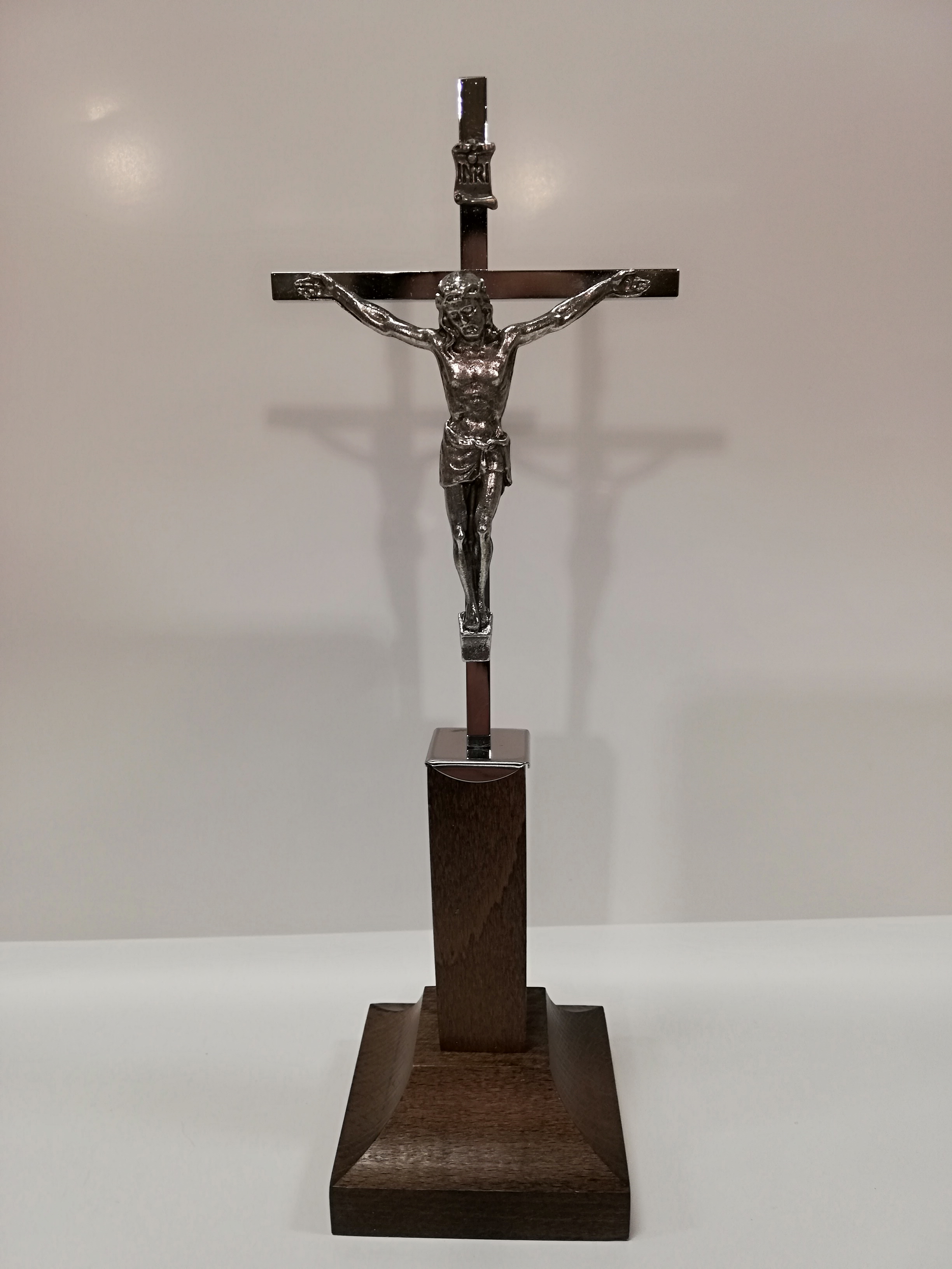 krzyż drewniany stojący ciemny,kolęda,krzyż Chrystusa,znak wiary