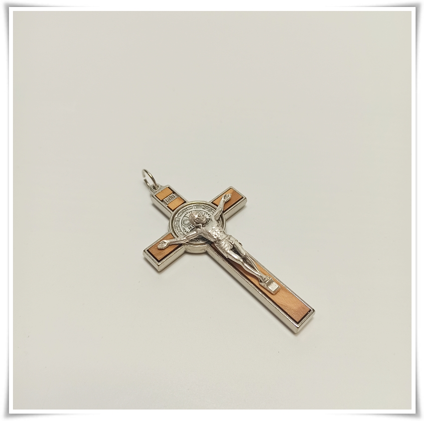 krzyż bierzmowanego, krzyż z medalem Benedykta, krzyż pamiątka Bierzmowania, krzyż wiszący, krzyż do powieszenia, krzyż Bierzmowanie