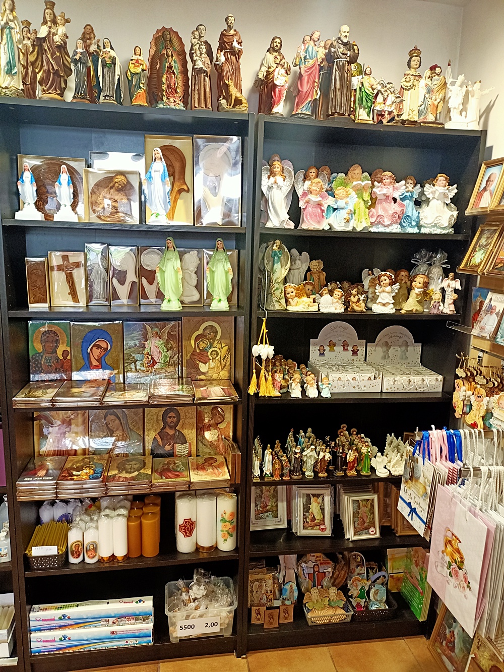 dewocjonalia,figurki religijne,figury Maryi,pamiątki religijne,dewocjonalia